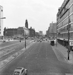859286 Gezicht op de Schiekade te Rotterdam, met op de achtergrond het Hofplein en de Coolsingel.